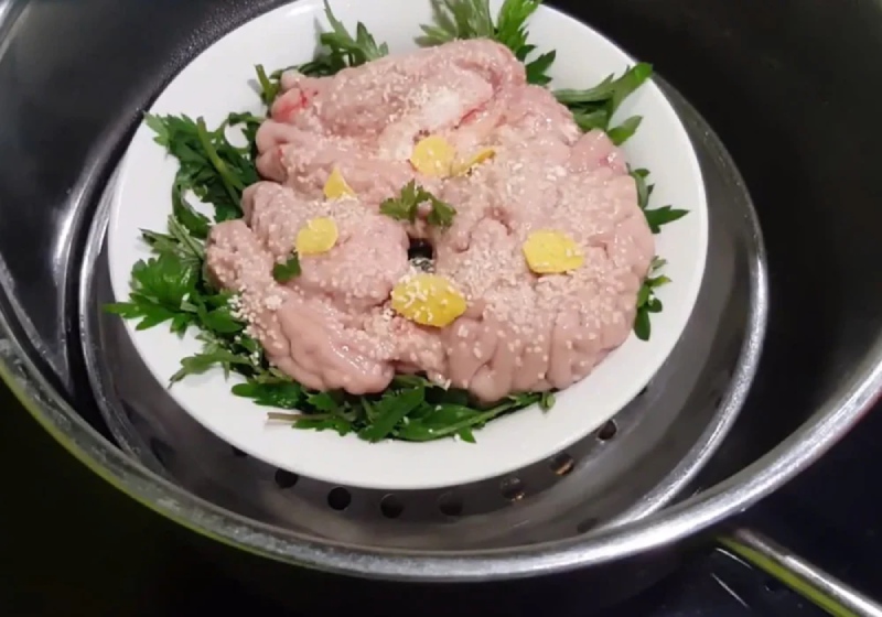 Hấp óc bò trên xửng hấp