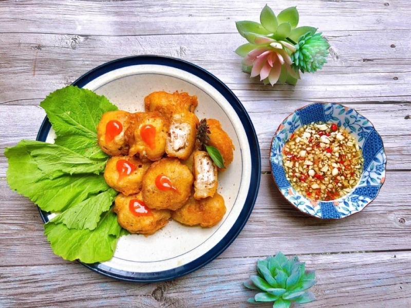 Món óc heo chiên giòn ăn kèm rau sống và nước chấm tỏi ớt