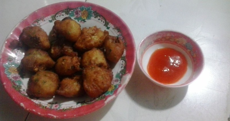 Món óc heo chiên giòn truyền thống ăn kèm tương ớt