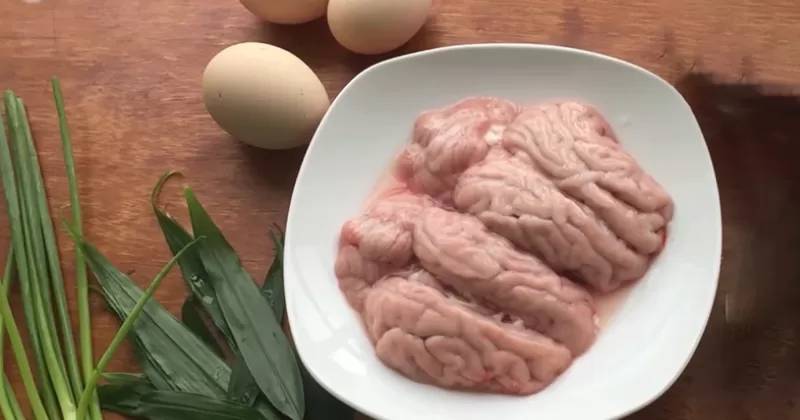 Óc heo mua về rửa sạch và sơ chế kỹ