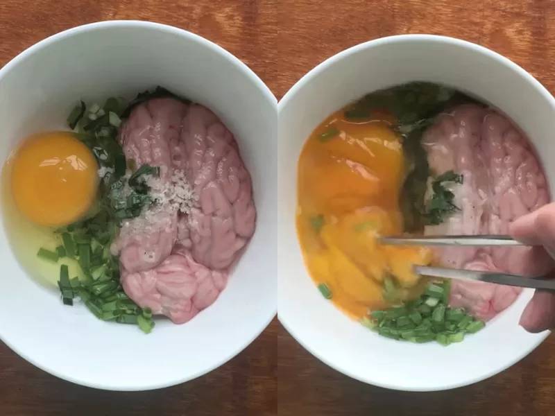 Trộn hỗn hợp trứng gà và óc heo