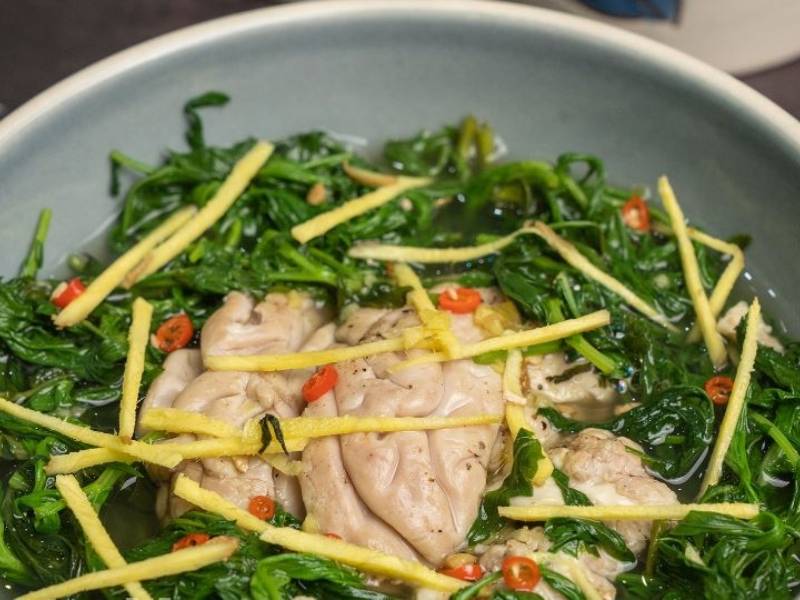 Thành phẩm món óc heo chưng ngải cứu