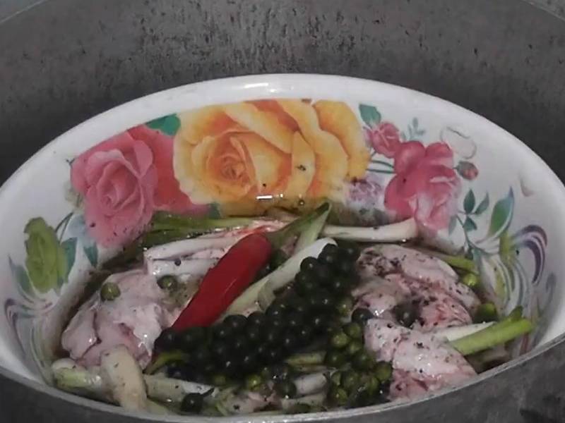 Cho tô óc heo vào nồi hấp cách thủy