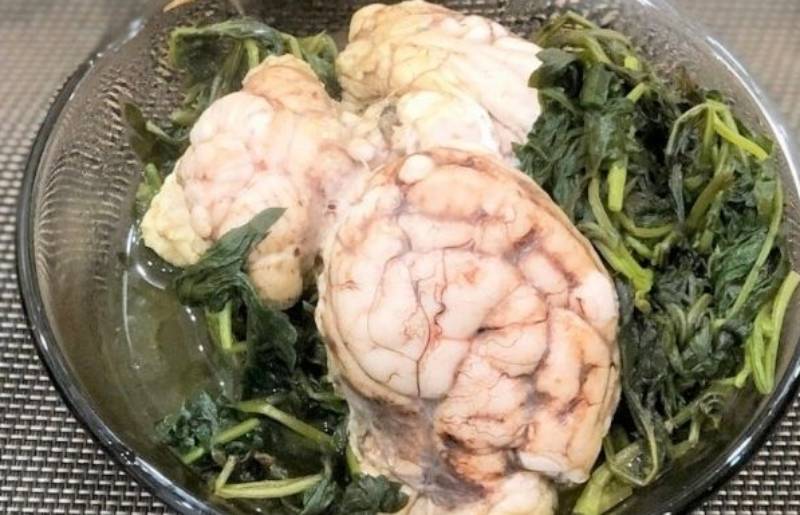 Thành phẩm món óc heo hầm ngải cứu đinh hương