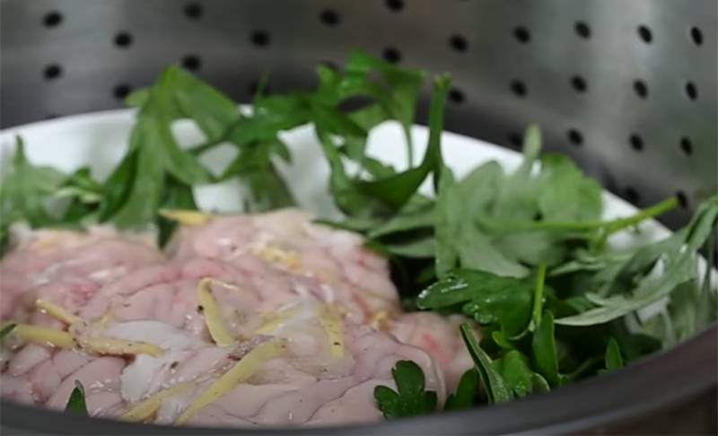Tiến hành hầm óc heo với ngải cứu