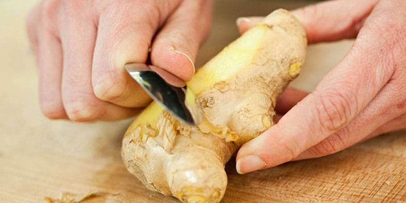 Gừng tươi cạo vỏ, rửa sạch, thái sợi