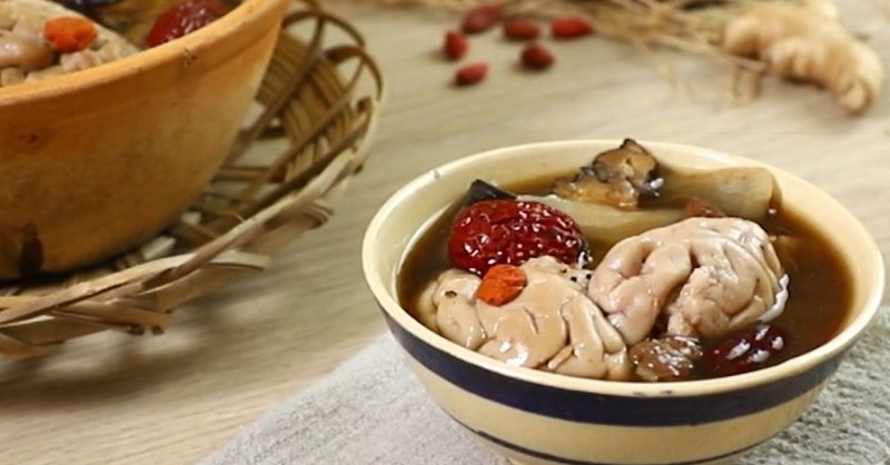 Món óc heo hầm thuốc bắc bổ dưỡng