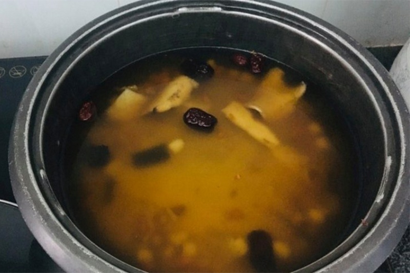 Nấu nước hầm thuốc bắc