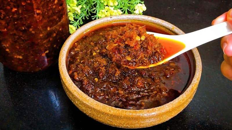 Ớt sa tế sả tỏi có màu đỏ rực rỡ, sánh nhẹ, dậy mùi