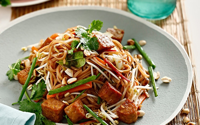 Pad thái sốt me bày ra dĩa