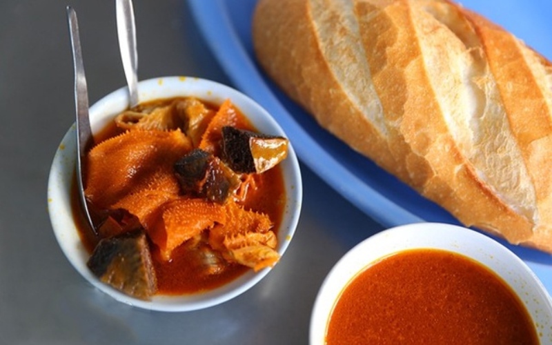 Phá lấu bò ăn kèm bánh mì