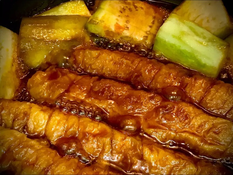 nấu cà tím và mì căn cùng hỗn hợp nước sốt