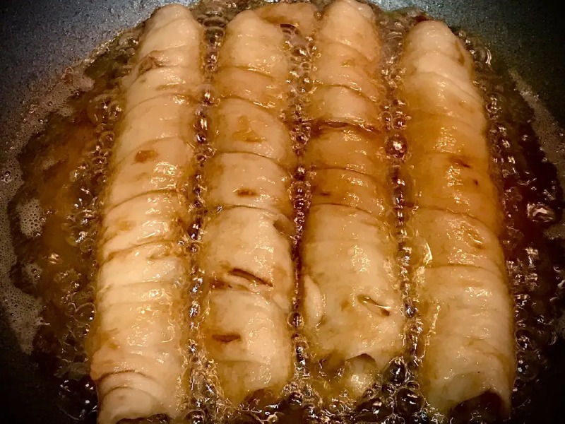 làm nóng dầu và chiên mì căn