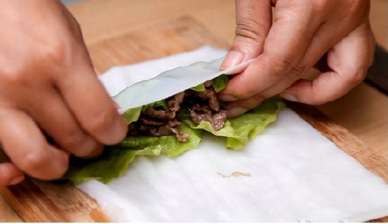 Tiến hành công đoạn cuốn phở