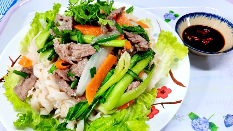 Phở xào bò đầy màu sắc với thịt bò mềm và rau củ tươi xanh
