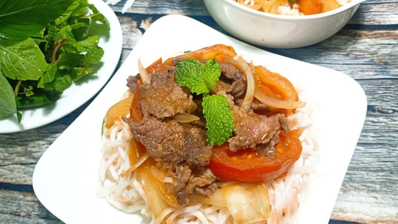 Món bún xào bò hoàn chỉnh dọn kèm rau thơm tươi ngon