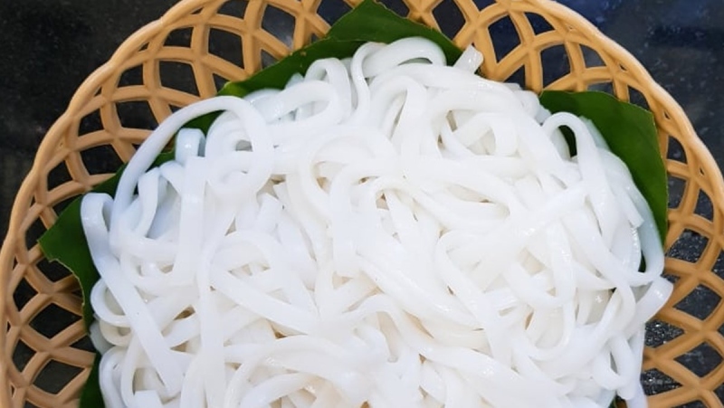 Bánh phở trắng mềm được để ráo trong rổ tre