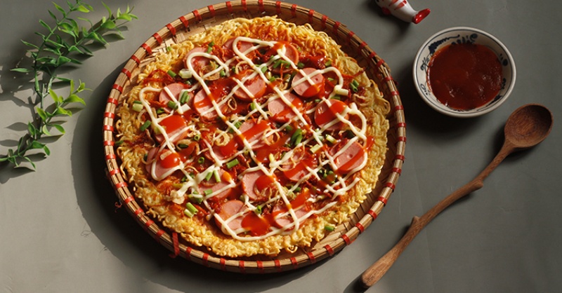 Pizza làm từ mì tôm cực hấp dẫn