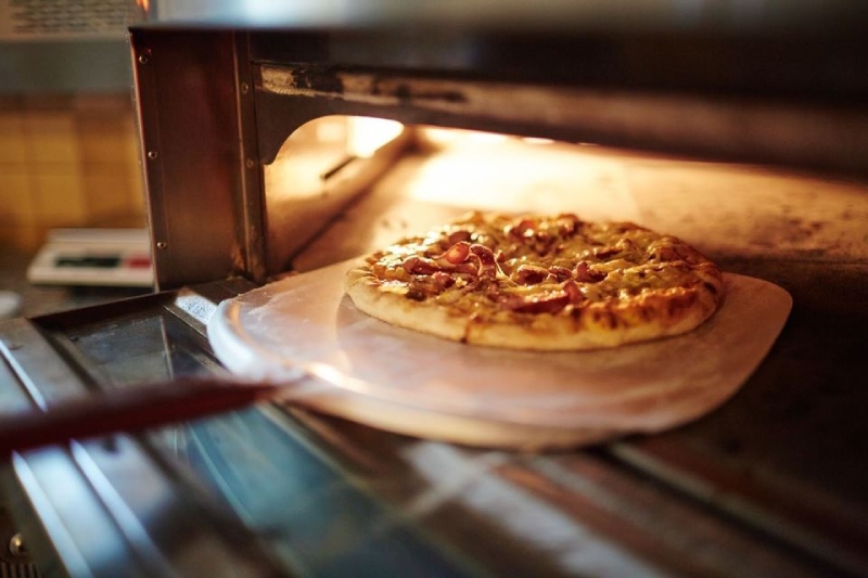 Đặt bánh pizza vào lò nướng