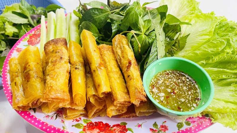 Hoàn thành ram bắp chay giòn rụm, bên trong nhân mềm