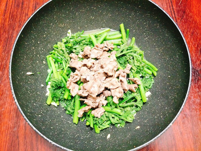 Xào rau bí với thịt bò