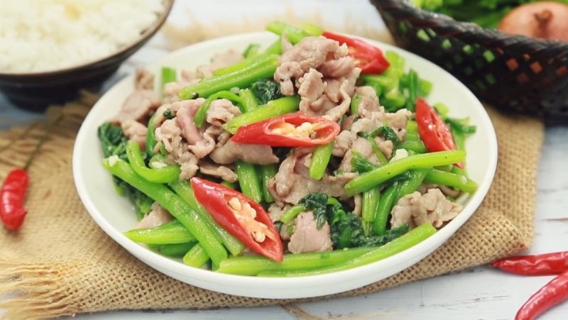 Trình bày thịt bò xào bí ra đĩa