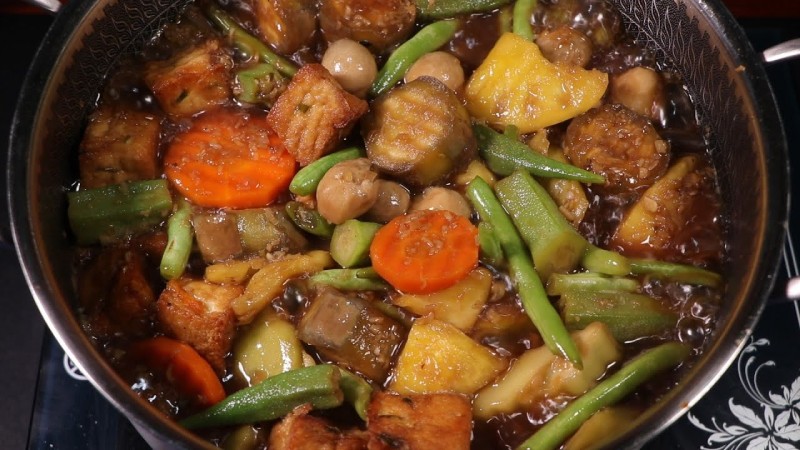Tiến hành công đoạn kho rau củ chay