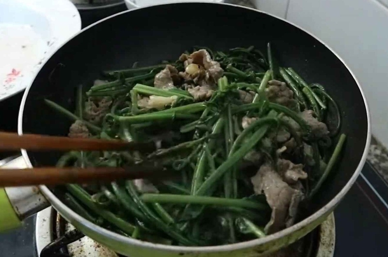 cách xào rau dớn với thịt bò vẫn giữ được độ tươi, ngon