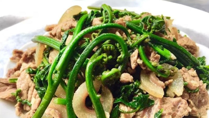 món rau dớn xào thịt bò vừa thơm ngon vừa bổ dưỡng