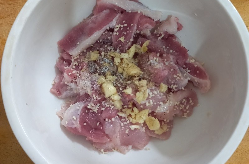 Thịt heo ướp gia vị hấp dẫn