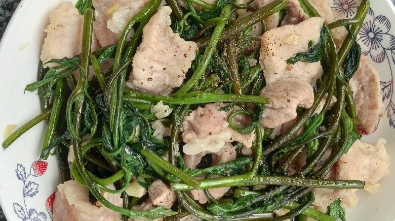 Món rau lang xào cùng thịt
