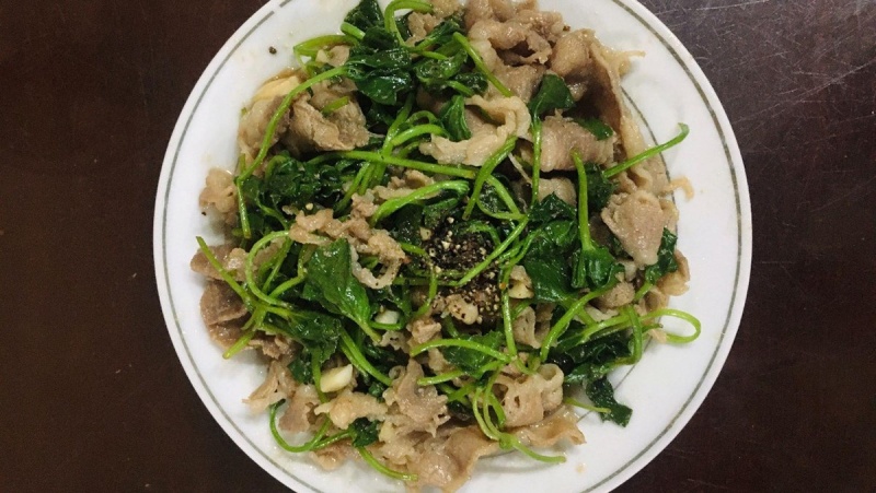 hoàn thành món rau má xào thịt bò ngon chuẩn vị