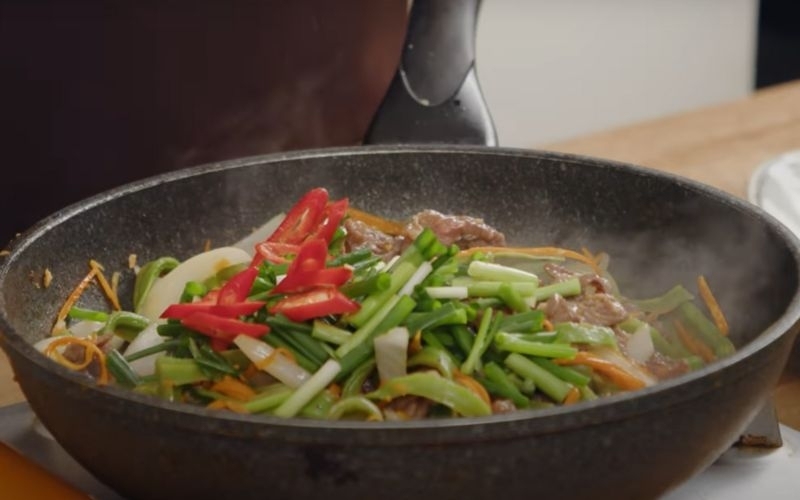 xào rau tiến vua với thịt bò
