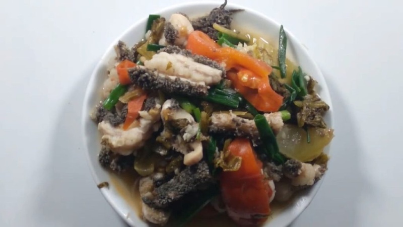 Hoàn tất món sách bò xào dưa chua cà chua