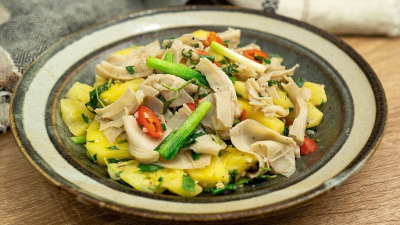 hoàn thành món lá sách bò xào dứa cực bắt vị
