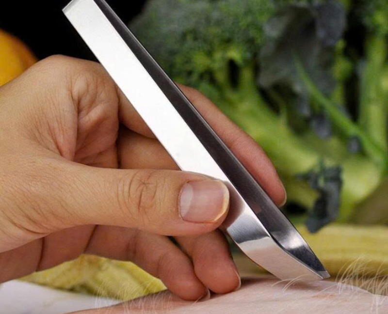 Làm sạch lông thịt heo rừng bằng phương pháp của người H'Mông