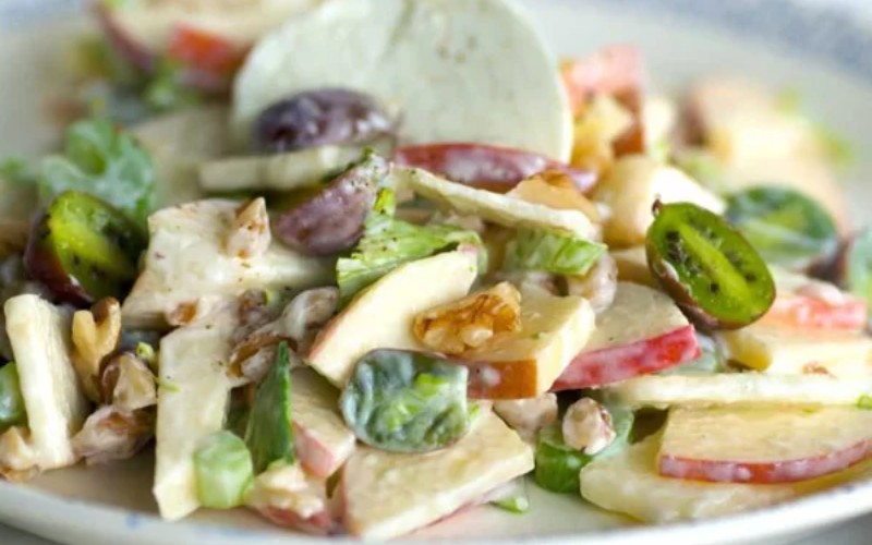 Thành phẩm món salad bơ chay với táo