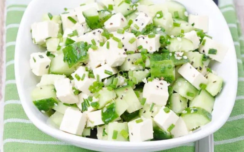 Công đoạn trộn salad với đậu hũ