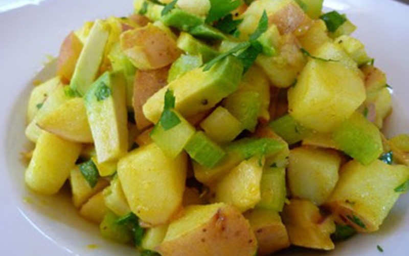 Cho tất cả nguyên liệu đã sơ chế vào trộn salad