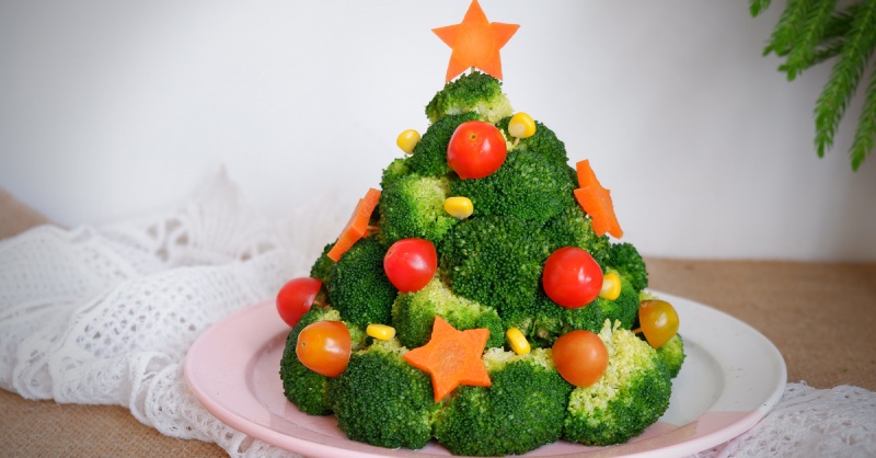 Salad cây thông Giáng sinh từ bông cải xanh trang trí cà chua bi và cà rốt
