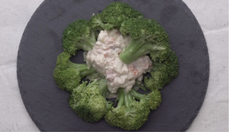 Bông cải xanh kết hợp cá ngừ và sốt mayonnaise cho salad Giáng sinh