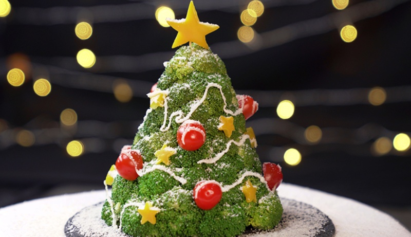 Salad cây thông Giáng sinh trang trí cà chua và sao vàng nổi bật