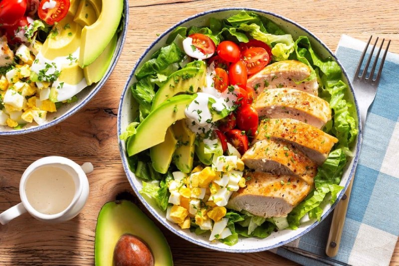 Thành phẩm salad ức gà luộc sốt mè rang