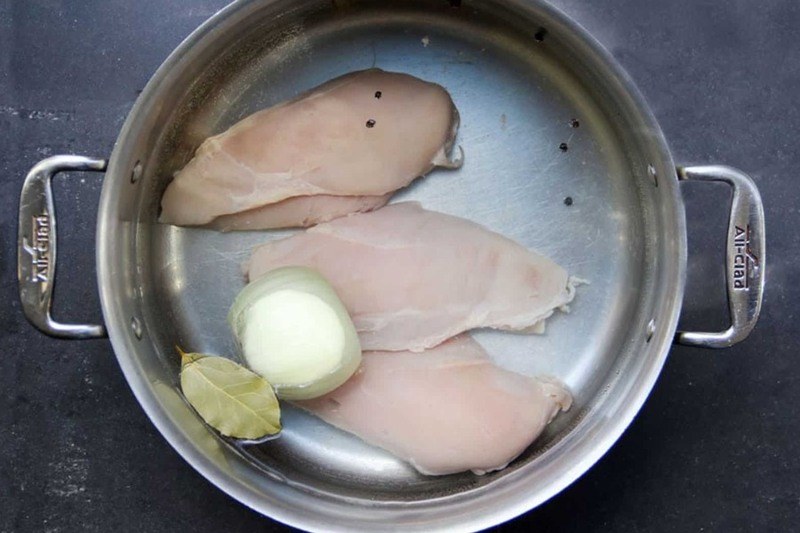 Luộc ức gà chín, vớt ra để nguội và ráo nước