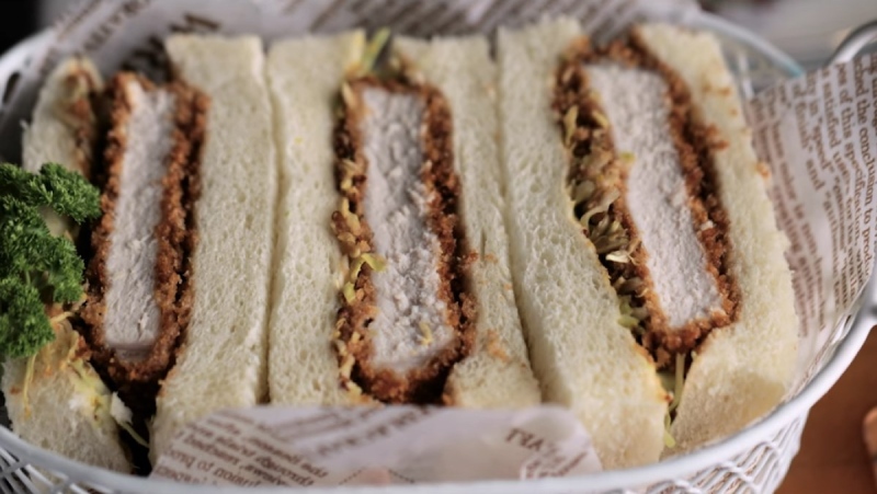 Sandwich thịt heo chiên xù với lớp bánh mềm mịn
