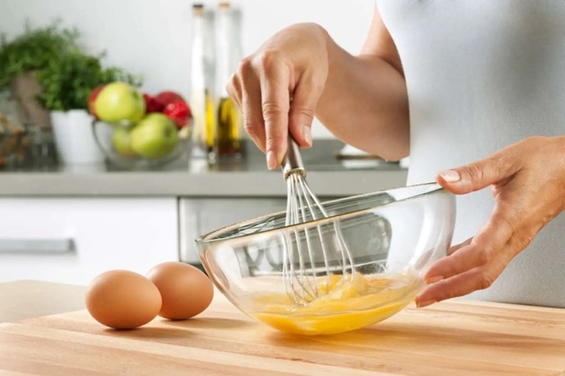 Đánh tan trứng gà chuẩn bị phết lên bánh mì