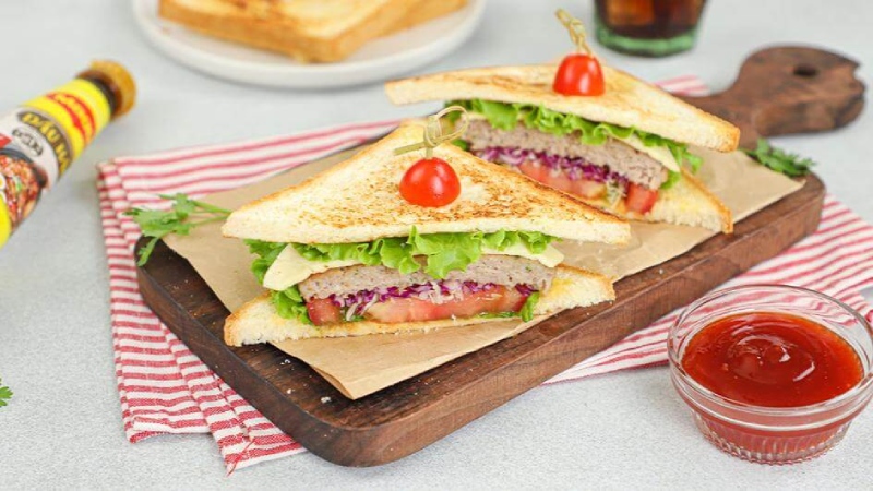 Bánh sandwich thịt heo băm với rau xà lách