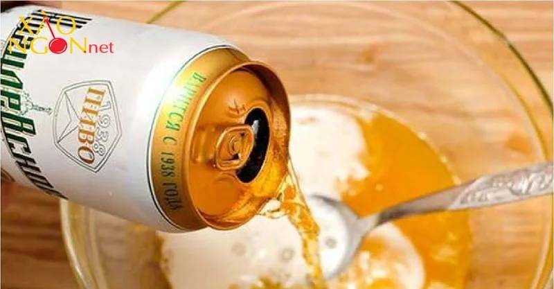 Tách lòng đỏ trứng và pha hỗn hợp bia vào
