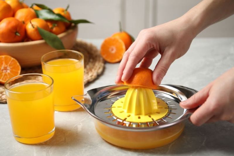 Vắt nước cam sẵn để bước tiếp theo chế biến sốt
