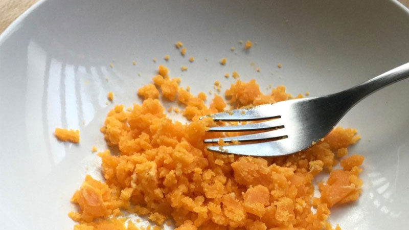 Nghiền nhuyễn lòng đỏ trứng muối đã hấp chín